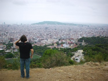 Monkeyrama | Sappal der Auswanderer genießt die Aussicht über Barcelona